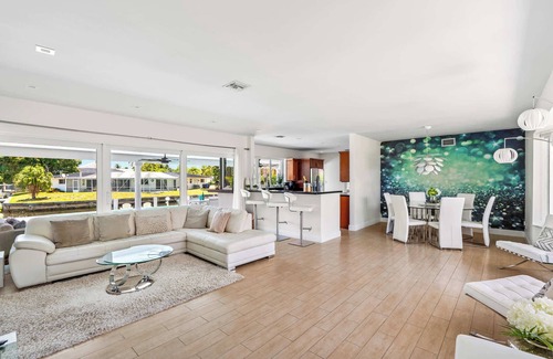 Landings House | Aqua Vista: Waterfront Pool Home Near Beach