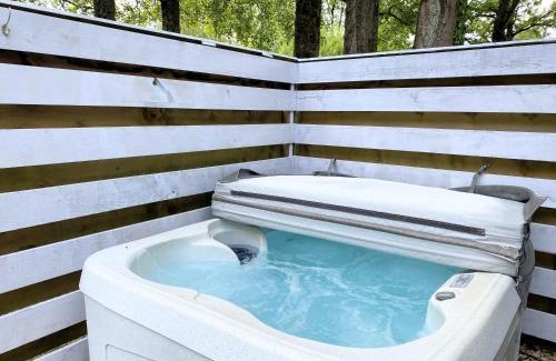 Warminster Apartment | Arc Pod-HotTub-HuntersMoon-Warminster-Bath