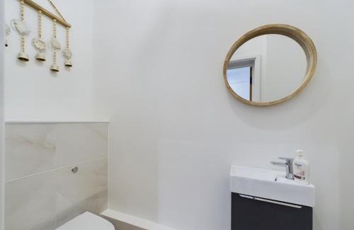 Cheltenham House | Arcadia House, central location with parking, King sized beds and WiFi
