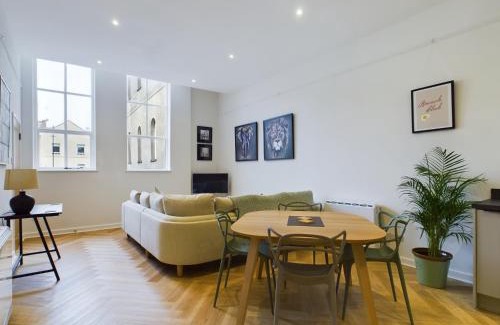Cheltenham House | Arcadia House, central location with parking, King sized beds and WiFi