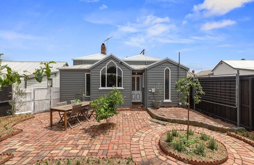 Geelong West House | Arcasia Cottage - Central, King Bed
