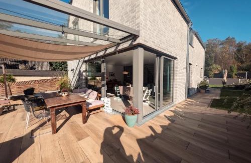 Buchholz in der Nordheide House | Architektenhaus mit Spielplatz, Sauna & Pool am Wald nahe Hamburg