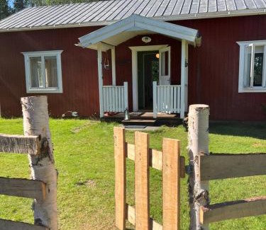 Jorn House | Arctic Hearts - Kleines Schwedenhaus im Wald am See