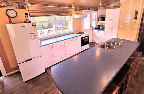 Pukehangi House | Arias COTTAGE (+ CABIN if avail) large family groups up to 24, Hot Spa pool