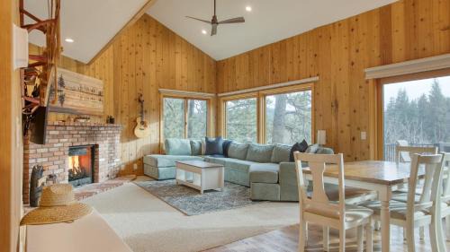 Meadow Bay House | Arrowhead Lakeside Escape by AvantStay 3min Walk to Lake Private Beach Access