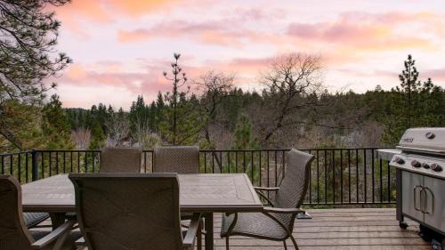 Meadow Bay House | Arrowhead Lakeside Escape by AvantStay 3min Walk to Lake Private Beach Access