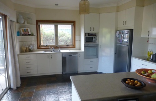 Aldinga House | Arts and Eco Retreat in Eco Village, Old Aldinga, walk to Port Willunga Beach.