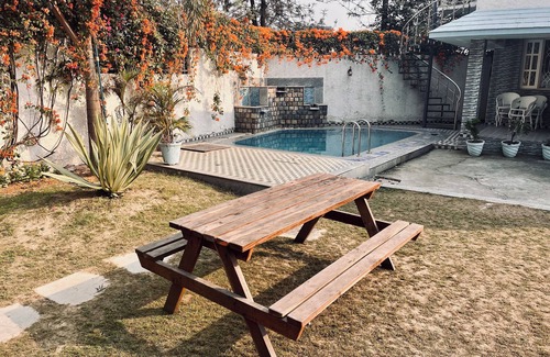 Jhajra Villa | Arubhi Cottage, a green hideaway with pool