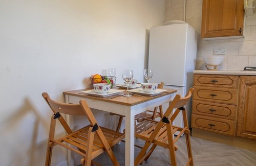 Coatbridge Apartment | Ashgrove House - 3 bedroom