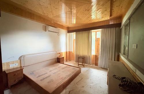 Old Manali Hotel | Ashish Bazard