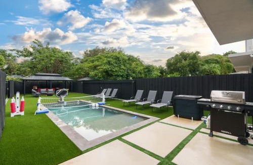 Buena Vista House | Asian Vibe Home in Design District with Pool BBQ Spacious Backyard