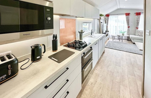 Cross Inn House | Astoria Caravan Pet Friendly Decking