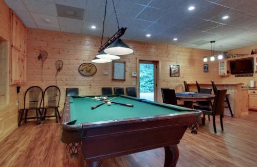 Copperhill House | Astounding River View - Outdoor Hot Tub, Volleyball Net, Game Room + More!