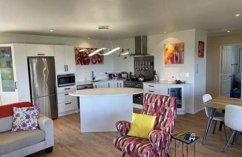 Oneroa House | Atarangi Retreat: SOLAR Energy Gr8 Views with Spa