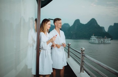 Bai Chay Boat Rental | Athena Royal Cruise w/1 Double or 2 Twin Beds