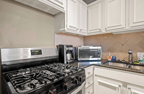 Downtown Atlanta Apartment | ATL1205 Beautiful 1 Bedroom condo in Atlanta with Pool Access