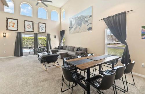 Lake Berkley House | Attention Star Wars fans Amazing 6 BR pool
