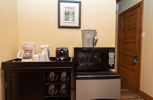 Petite-Riviere-Saint-Francois Hotel | Auberge Le Four à Pain