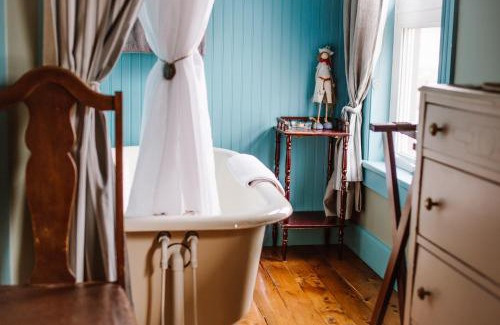 Petit-Rocher Hotel | Auberge d'Anjou-Sūrya Café