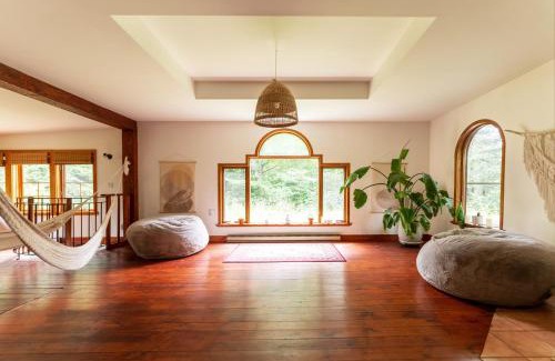 Lac-Brome Hostel | Auberge Yoga Salamandre