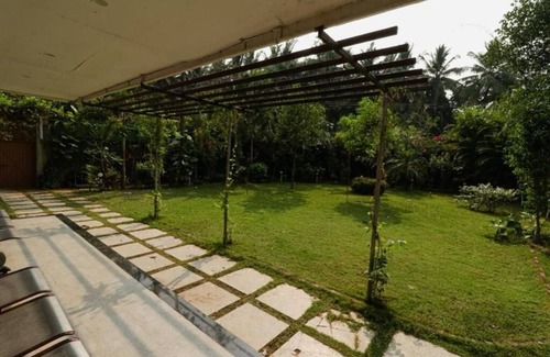 Bommayapalayam Apartment | AuraBay Resorts Deluxe Double Room with Balcony