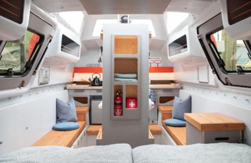 Neuland Boat Rental | Ausgebautes Freifallrettungsboot KNUTSCHKUGEL