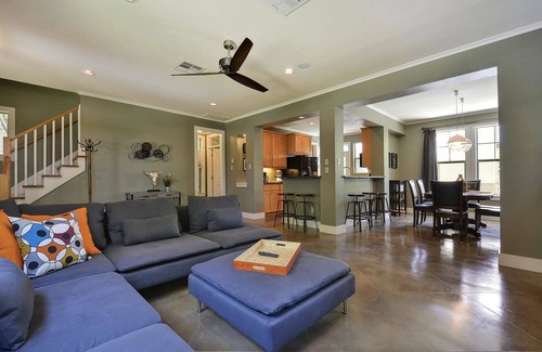Holly House | AustinPoolHouse Downtown - Industrial Chic + Pool, Game Room. Walk to food & BBQ