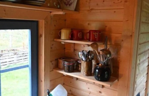 Dargun Cabin | Autarker Schäferwagen mit Kamin Ganzjährig Nutzbar