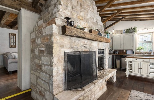 Fredericksburg House | Authentic 1770's Home/PERFECT LOCATION/Steps to Marktplatz/Main! 🍷Hummingbird