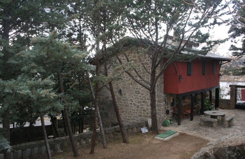 El Barraco House | Authentic stone house with beautiful views of the El Burguiilo reservoir