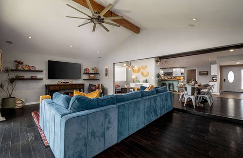 San Carlos House | Autumn Adventure | Sleeps 10 | Hot Tub | Billiards