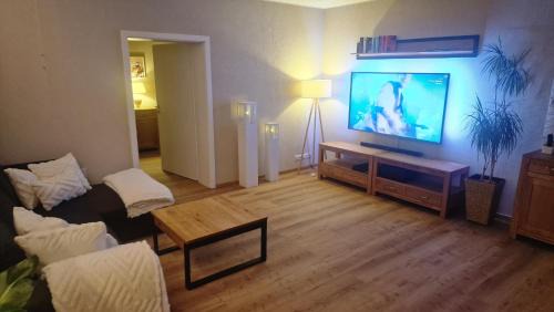 Hammerschmiede Apartment | AUXBRG - 4 Zimmer, XL Terrasse, 65 Zoll TV, PS4