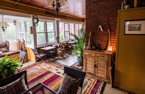 Stratford Bed & Breakfast | Avonview Manor- Experience Gracious Service with Style - Wickie's Aye Light