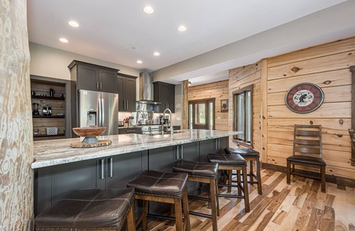 McHenry House | Away in the Mountains | Close to Golf & Lake!