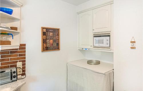 Schwackendorf Apartment | Awesome Apartment In Hasselberg