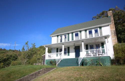 Flat Top Bed & Breakfast | Awesome Flat Top Farmhouse