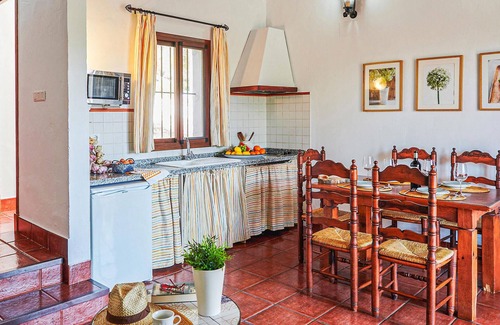 Estepa House | Awesome home in Estepa with kitchenette