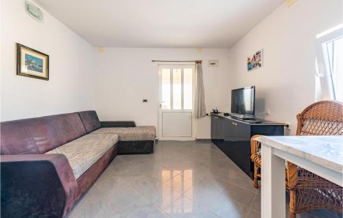 Kustici House | Awesome Home In Kustici With Kitchen