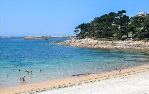 Brelevenez House | Awesome Home In Lannion With Wifi