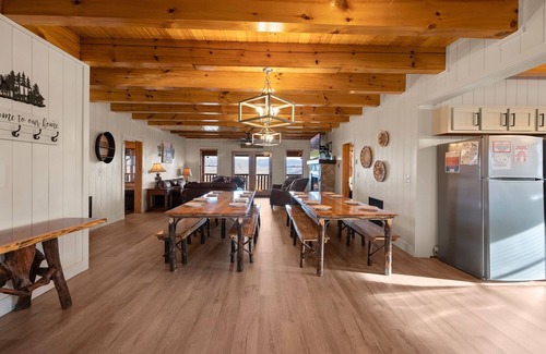 Gatlinburg - Pigeon Forge Cabin | AWESOME VIEW LODGE! Perfect for Weddings and Reunions!