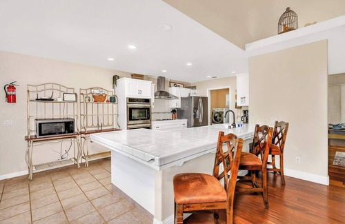 Oakhurst House | Awesome Views, Game Room, Hot Tub and More!