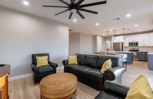 Gilbert House | AZ GO Rentals: 2022 built, 3bd/2ba, 2car garage and PICKLEBALL COURT! DETACHED!