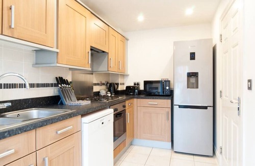 Derby House | Aztec House - A Modern & Spacious 3-Bedroom Home