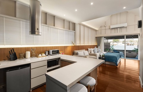 Siriraj Hotel | Baan Wanglang Riverside