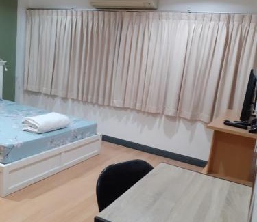 Thanon Phetchaburi Hostel | BaanSu Hostel