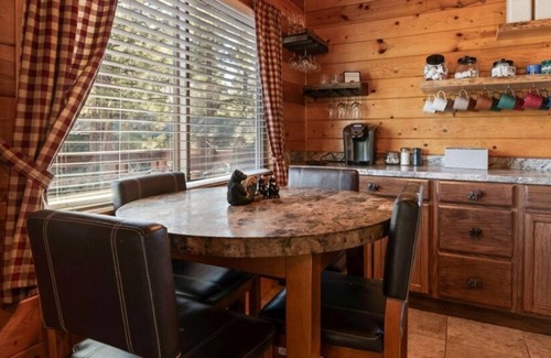 Big Bear City Cabin | Baby Bear's Hideout:nPrivate Hot Tub/10min From The Village/Fireplace/Hiking