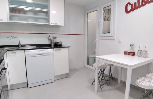 Muchamiel Apartment | ★ Baby friendly★ 3 Bedrooms, Air cond, Pool, Wifi, Toys, garage