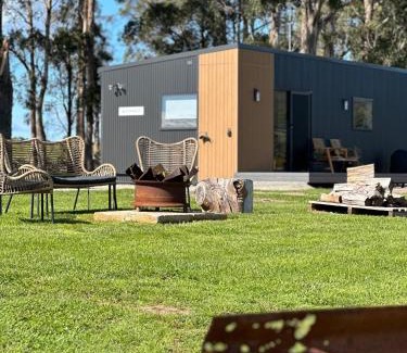 Northern Tasmania House | Badger's View Farmstay GREEN HORNET Cabin