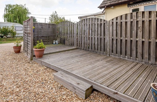 Kirkby on Bain Cottage | BAINSIDE HOLIDAY LODGE, pet friendly, with a garden in Woodhall Spa