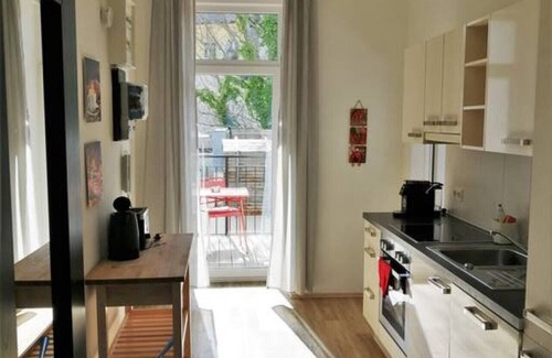 Funfhaus Apartment | Balcony 2 bedroom Apart near Schönbrunn